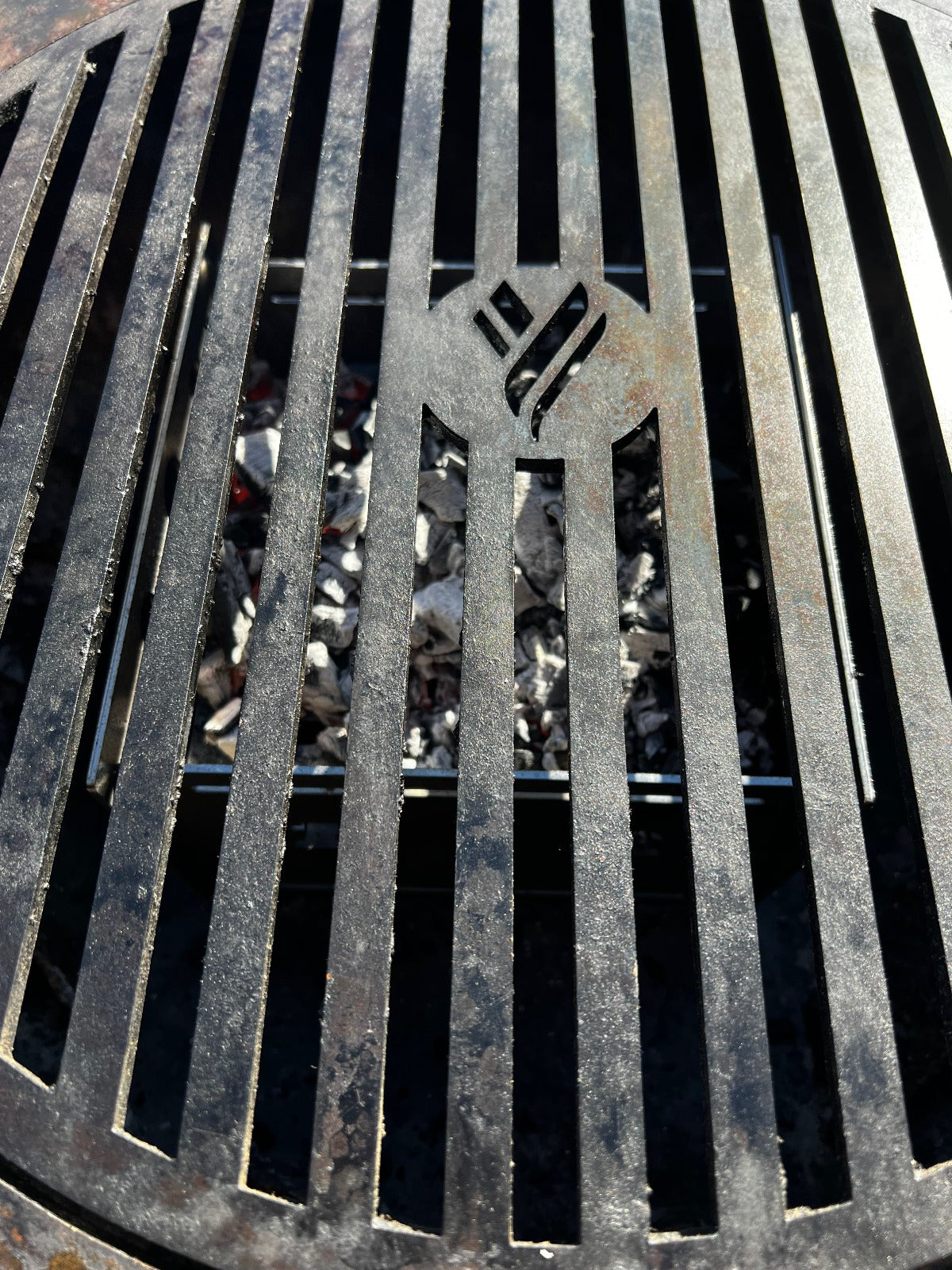 Arteflame Fuel Saver — Charcoal/Wood Heat-Focus Insert (Fits 30″ & 40″ Grills, Steel)