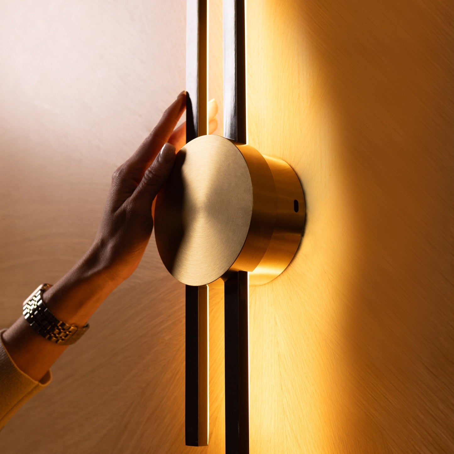 Elles Minimalist Sconce