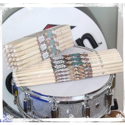 GRIFFIN Attack Zzzap Drum Sticks - 24 Pairs of Select Elite Maple Wood Size 5A - Drummers Percussion Classic Pure Grit Uncoated, Raw Wood Drumming Sticks - Premium Balanced, Level and Straight