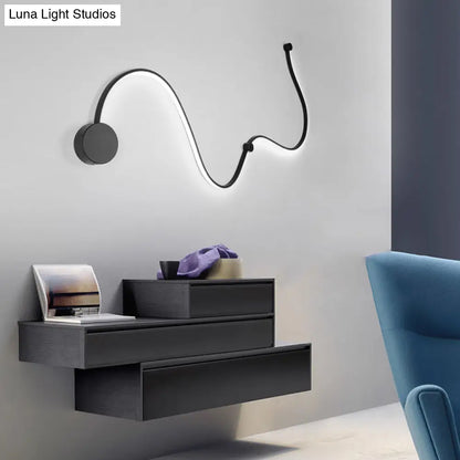 DecorBites™ Contemporary Twist LED Wall Sconce - Black/White - Warm/White Lighting