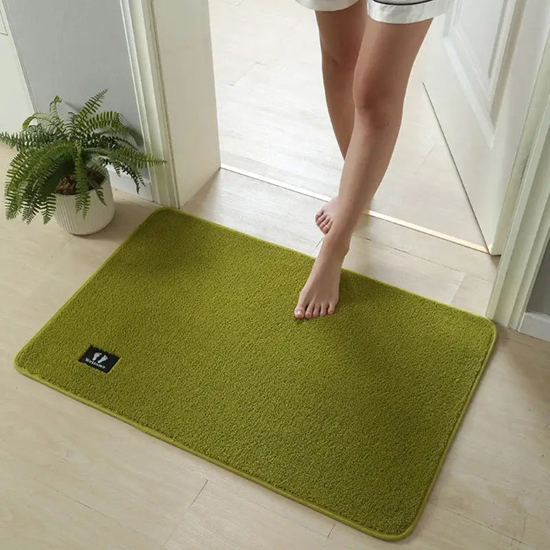 Plush gray quick drying absorbent bathroom mat