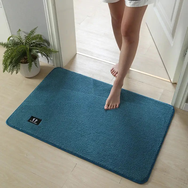 Plush gray quick drying absorbent bathroom mat