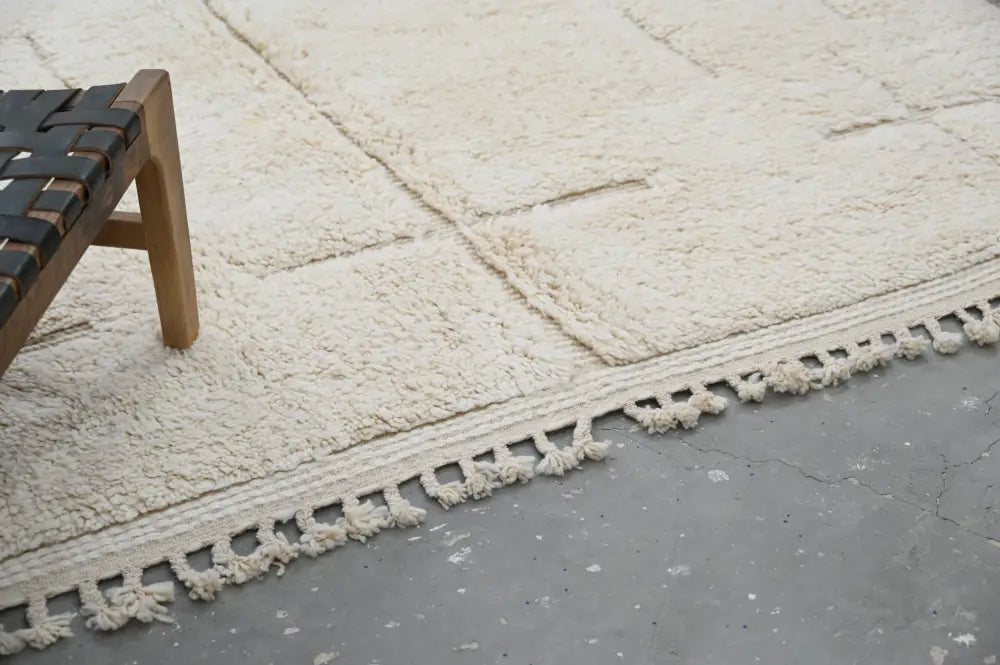 Handmade moroccan beni ouarain beige woolen rug bedroom decor