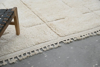 Handmade moroccan beni ouarain beige woolen rug bedroom decor