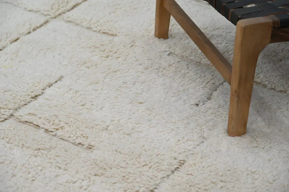 Handmade moroccan beni ouarain beige woolen rug bedroom decor
