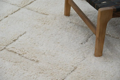 Handmade moroccan beni ouarain beige woolen rug bedroom decor