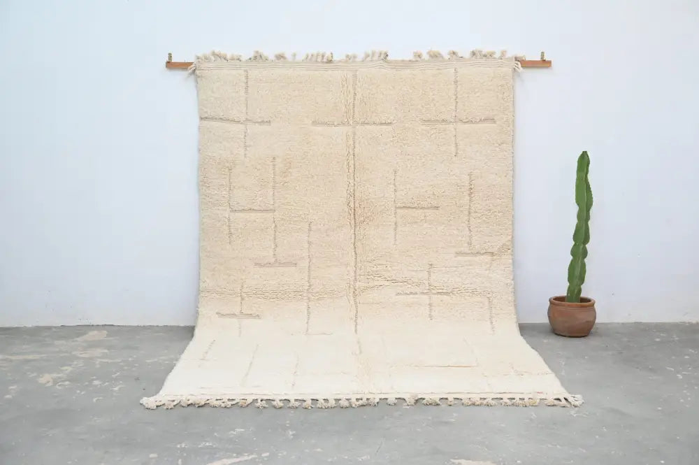 Handmade moroccan beni ouarain beige woolen rug bedroom decor