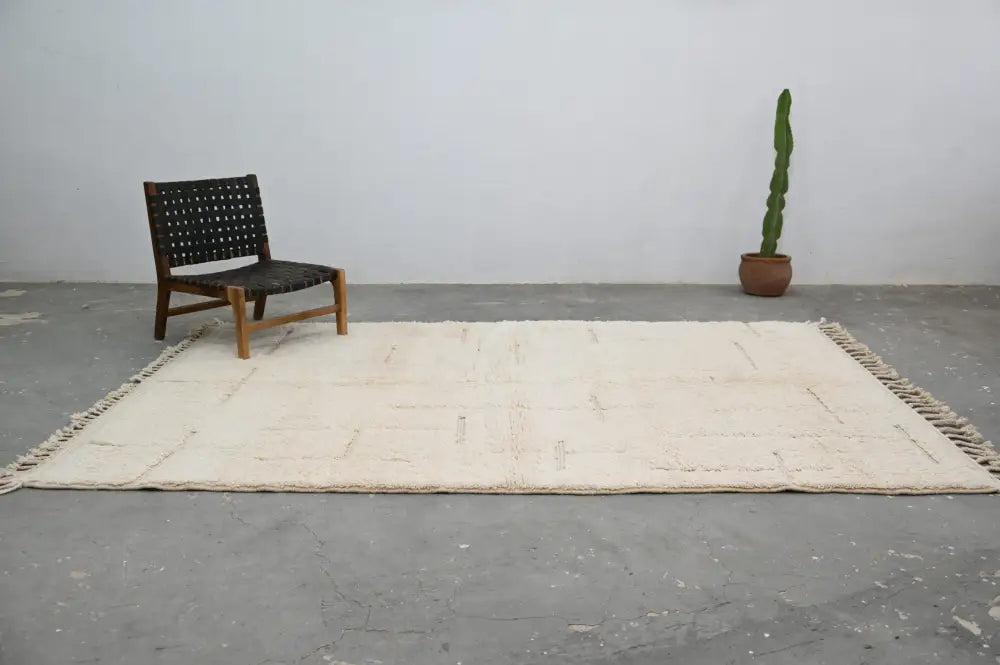 Handmade moroccan beni ouarain beige woolen rug bedroom decor