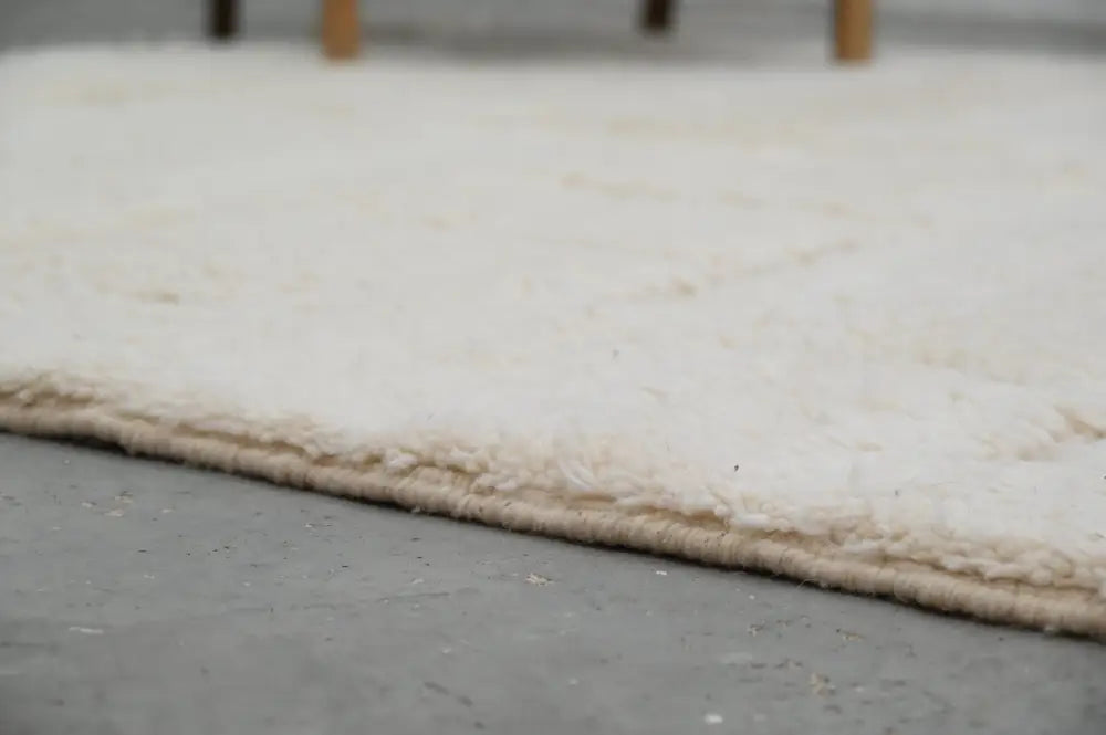 Handmade moroccan beni ouarain beige woolen rug bedroom decor