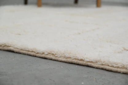 Handmade moroccan beni ouarain beige woolen rug bedroom decor