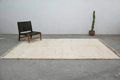 Handmade moroccan beni ouarain beige woolen rug bedroom decor