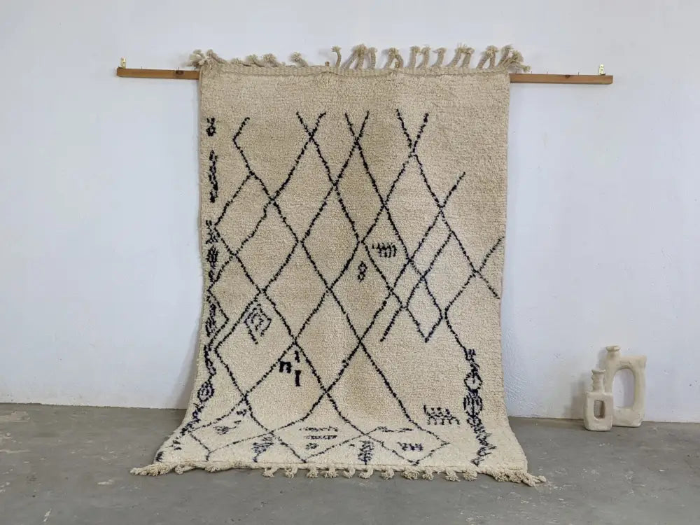 Beige & black beni ouarain rug bedroom moroccan handmade decor