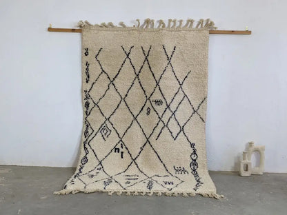 Beige & black beni ouarain rug bedroom moroccan handmade decor