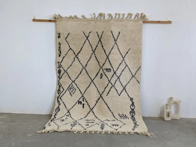 Beige & black beni ouarain rug bedroom moroccan handmade decor