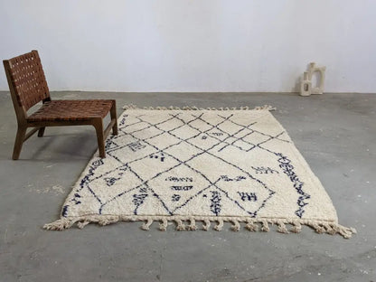 Beige & black beni ouarain rug bedroom moroccan handmade decor