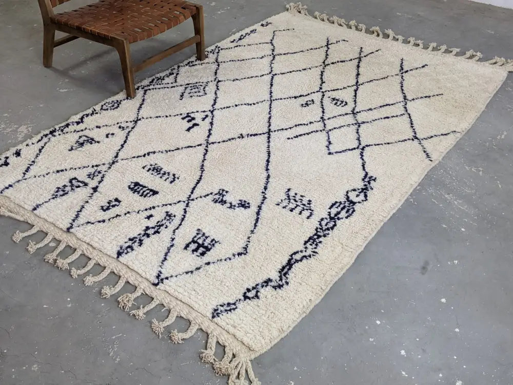 Beige & black beni ouarain rug bedroom moroccan handmade decor
