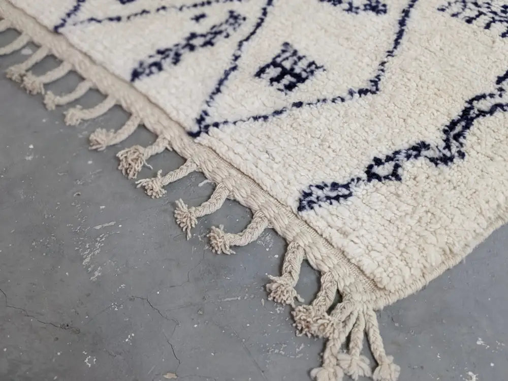 Beige & black beni ouarain rug bedroom moroccan handmade decor