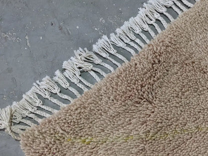 Handmade beige beni ouarain rug – living room plush wool decor