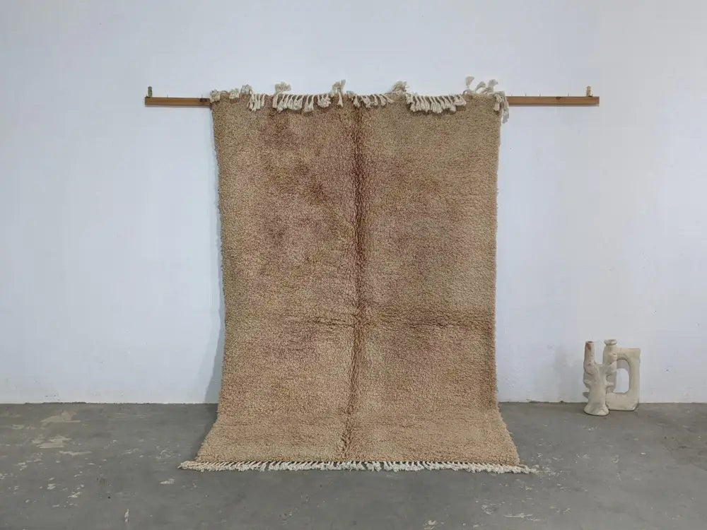 Handmade beige beni ouarain rug – living room plush wool decor