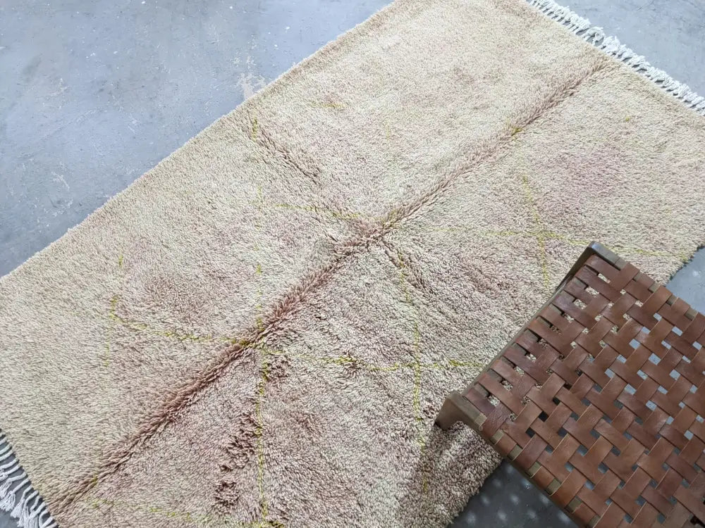 Handmade beige beni ouarain rug – living room plush wool decor