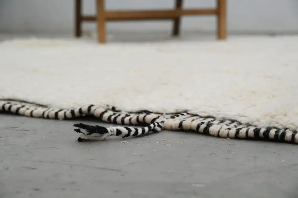 Handmade cream beni ouarain rug – living room zigzag pattern