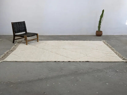 Cream geometric beni ouarain rug bedroom moroccan handmade carpet