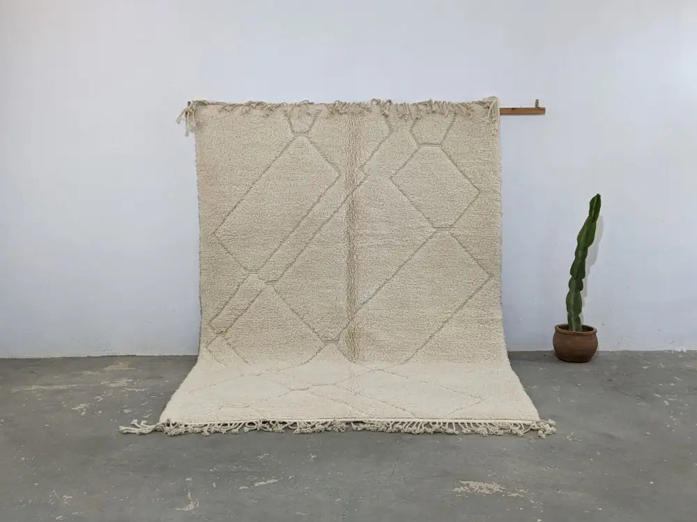 Cream geometric beni ouarain rug bedroom moroccan handmade carpet