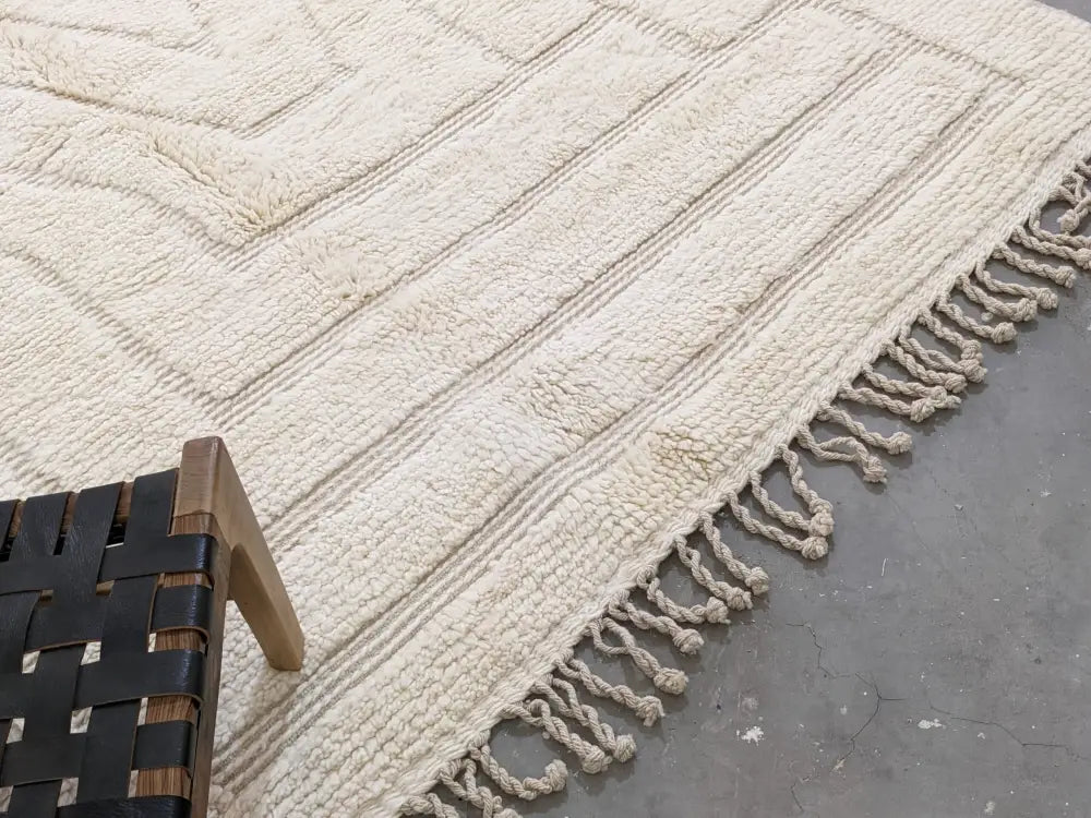 Traditional beige beni ouarain rug living room moroccan handmade decor