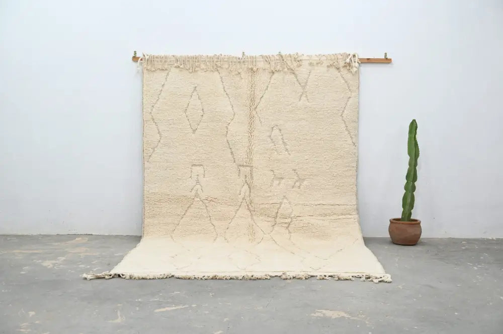 Handmade cream geometric beni ouarain rug for living room