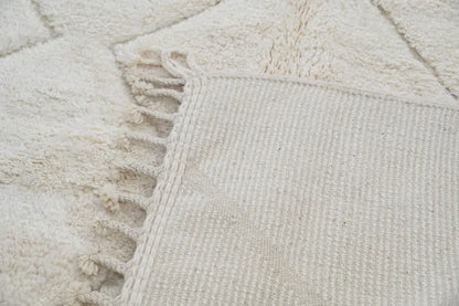 Handmade beige beni ouarain rug diamond pattern bedroom decor