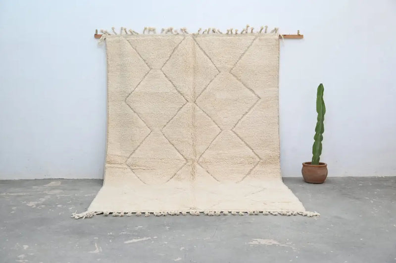 Handmade beige beni ouarain rug diamond pattern bedroom decor