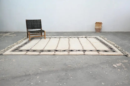 Handmade beige & gray beni ouarain rug – living room decor