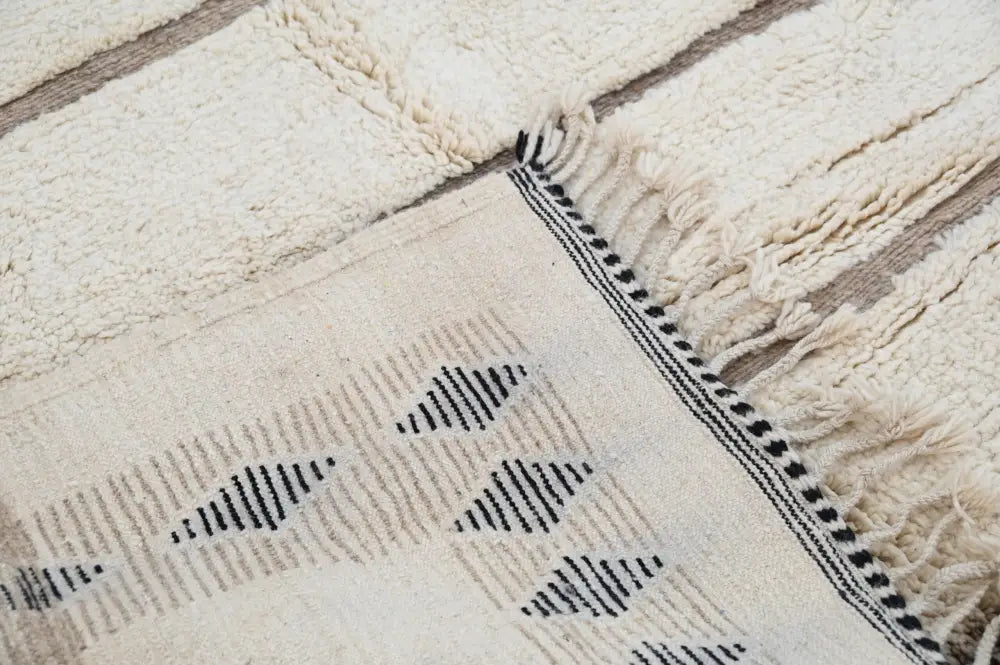 Handmade beige & gray beni ouarain rug – living room decor