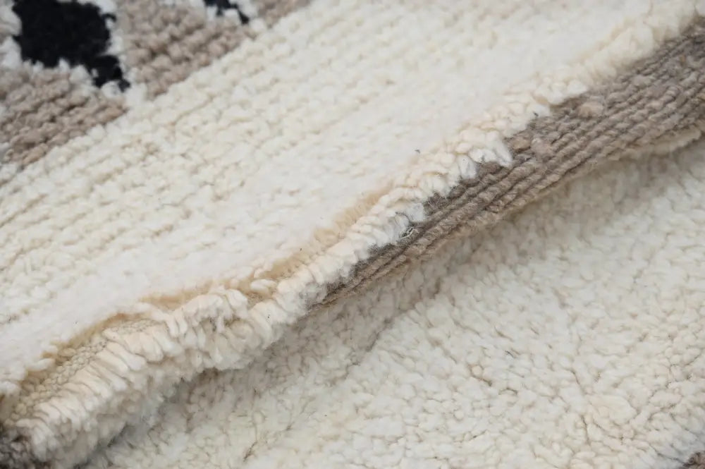 Handmade beige & gray beni ouarain rug – living room decor