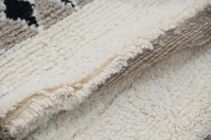 Handmade beige & gray beni ouarain rug – living room decor