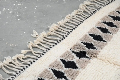 Handmade beige & gray beni ouarain rug – living room decor