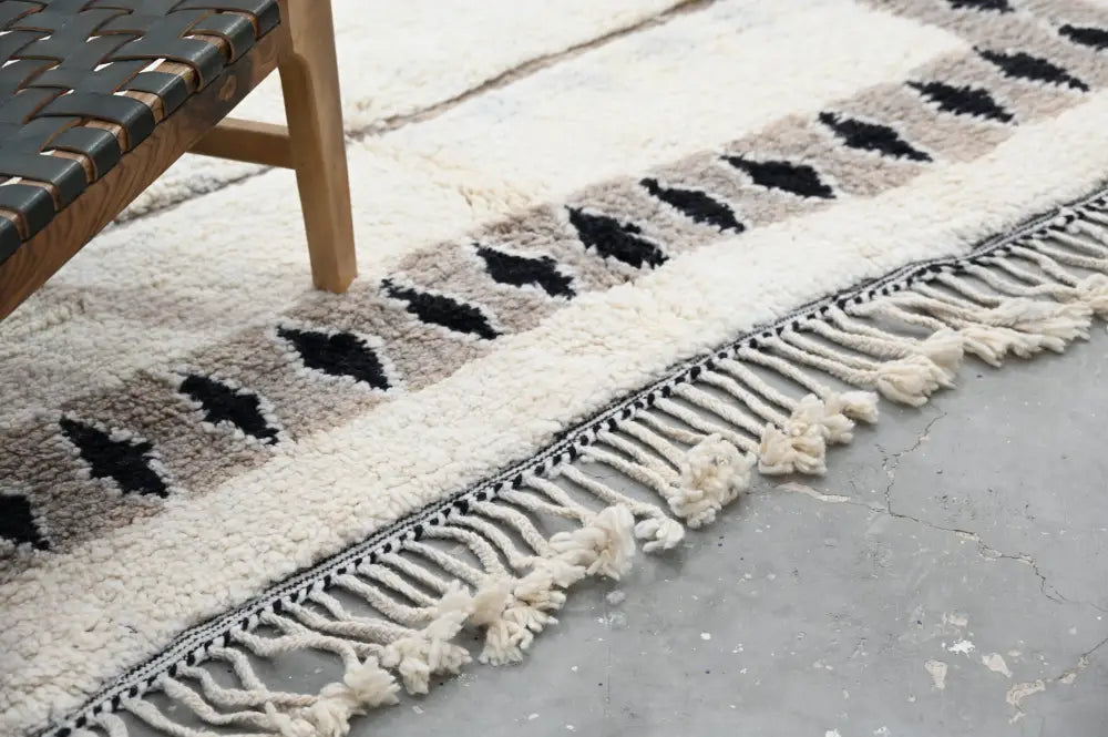 Handmade beige & gray beni ouarain rug – living room decor
