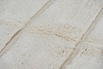 Traditional cream handwoven beni ouarain rug bedroom chunky knit decor