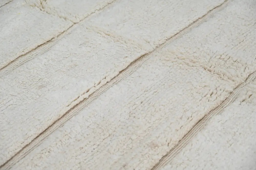 Traditional cream handwoven beni ouarain rug bedroom chunky knit decor