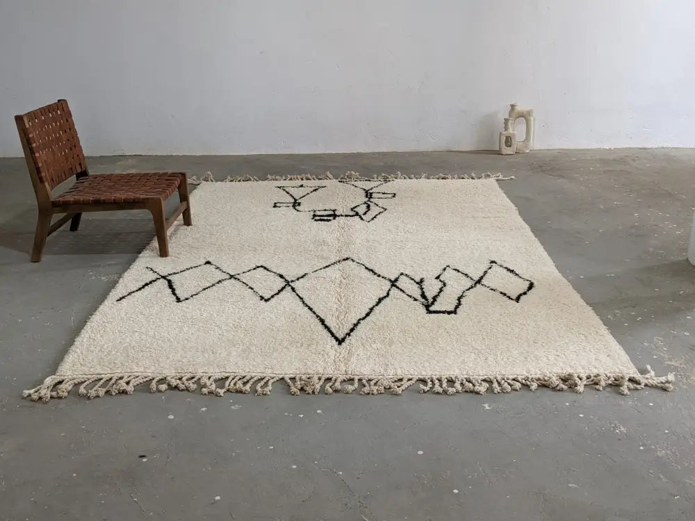Handmade beige & black beni ouarain rug bedroom wool decor