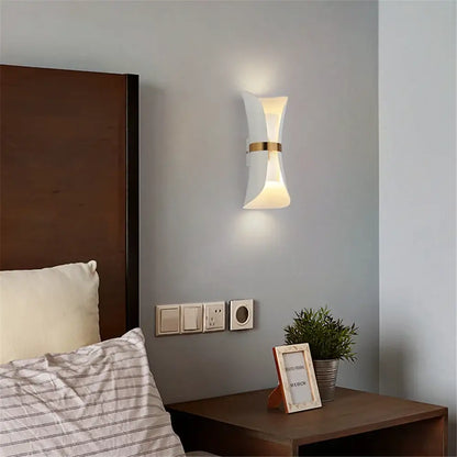 Modern curved black & white wall lamp – bedroom gold accent light