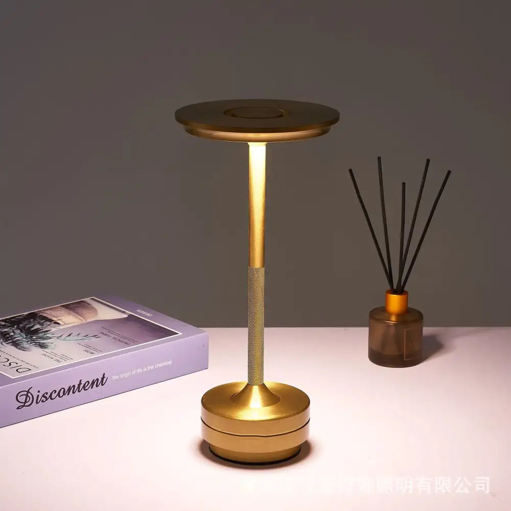 Retro metallic simple charging led desk lamp for restaurant or bedroom