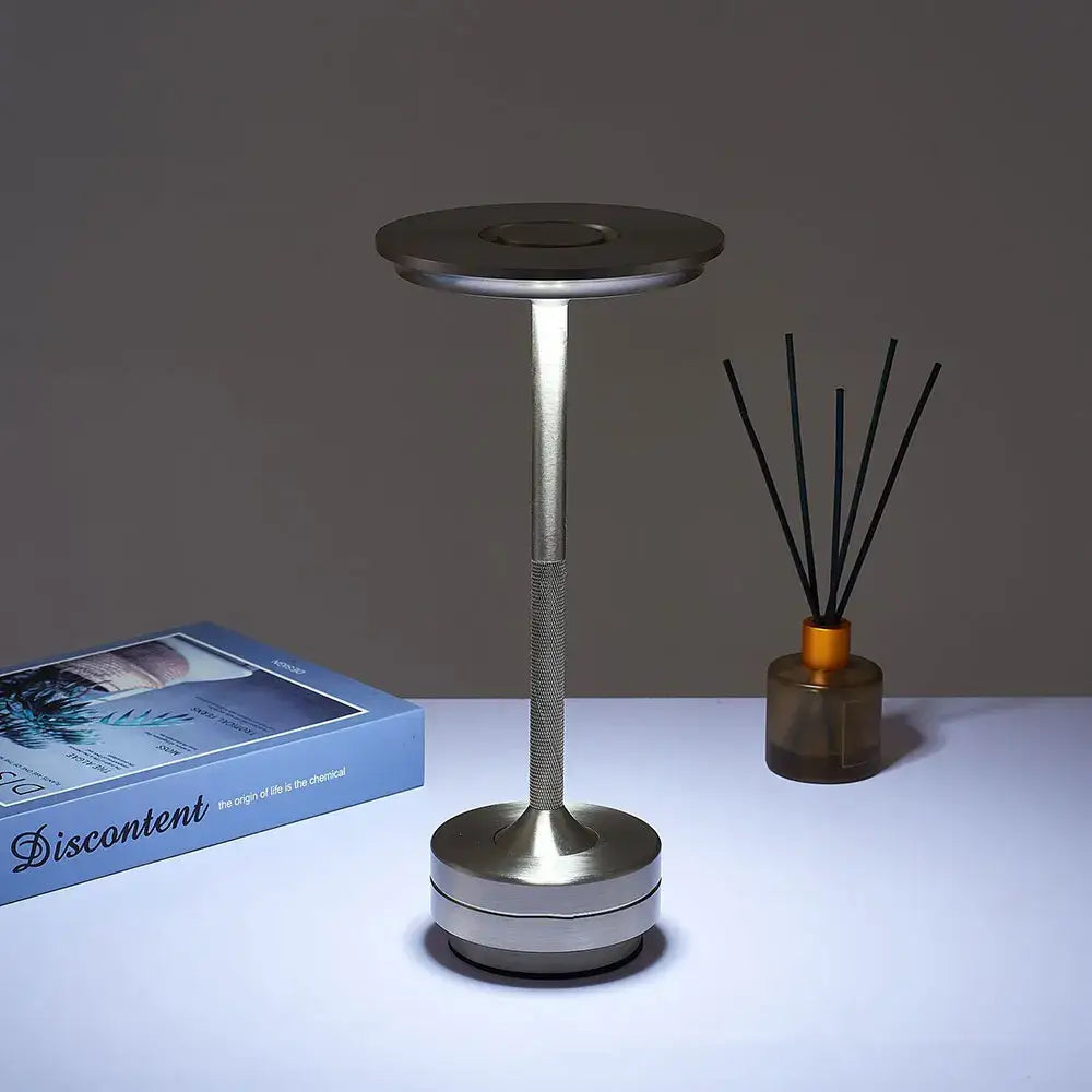 Retro metallic simple charging led desk lamp for restaurant or bedroom