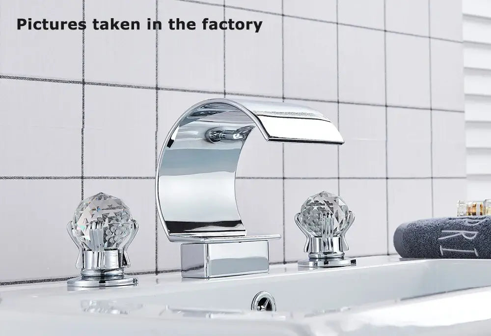 Luxury gold waterfall bathroom basin faucet with crystal knob