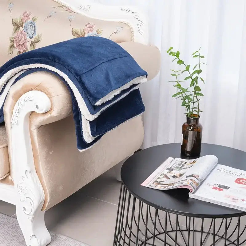 Deep blue & white double-layer lamb fleece blanket bedroom throw