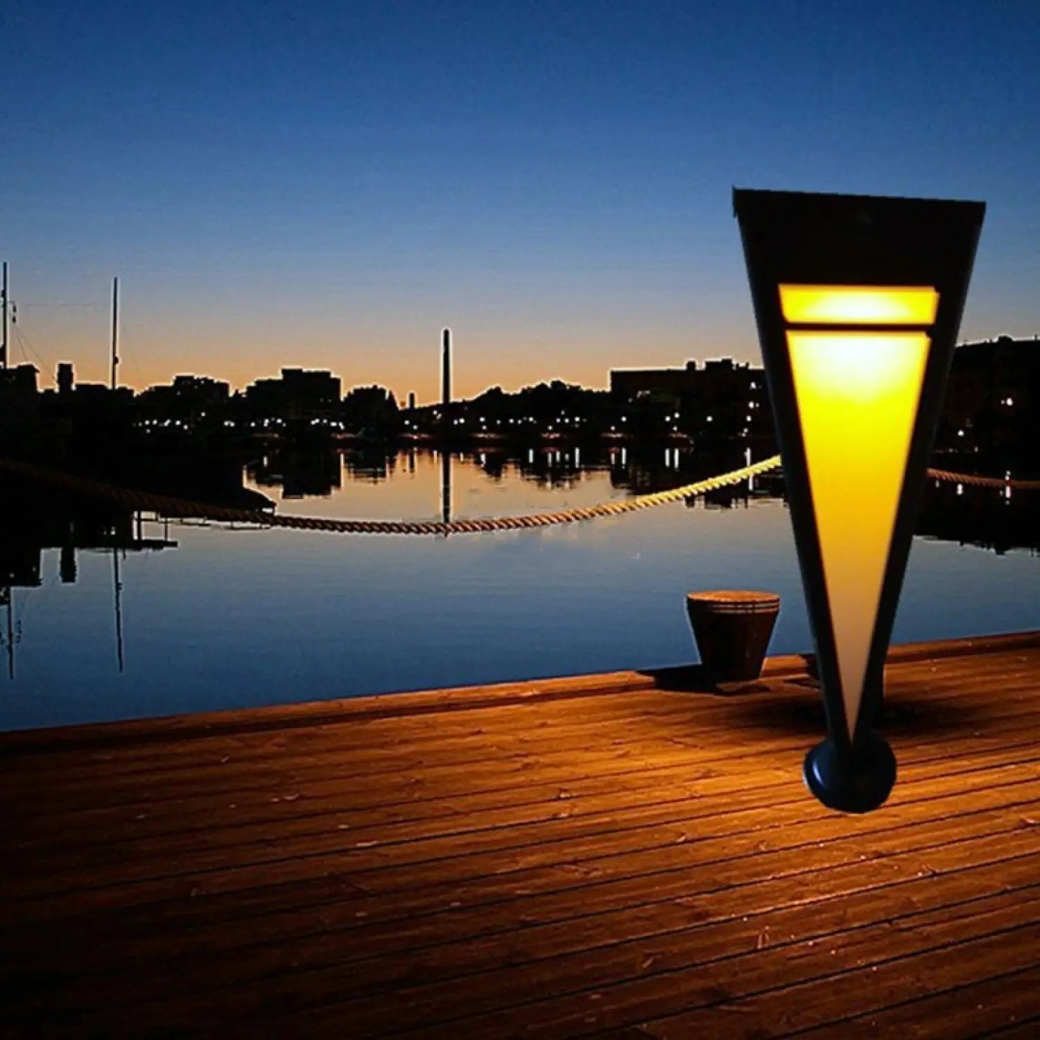 LED Waterproof Solar Outdoor Light for Garden and Lawn
