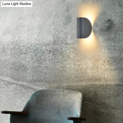 Modern curved gold wall sconce light – bedroom ambient lighting