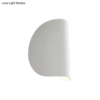 Modern curved gold wall sconce light – bedroom ambient lighting