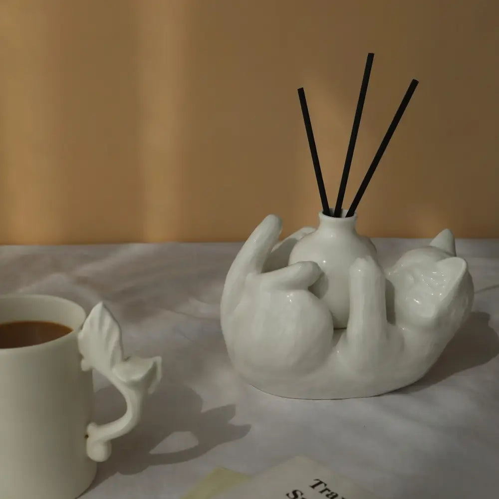 Modern white ceramic cat cartoon vase living room reed diffuser base