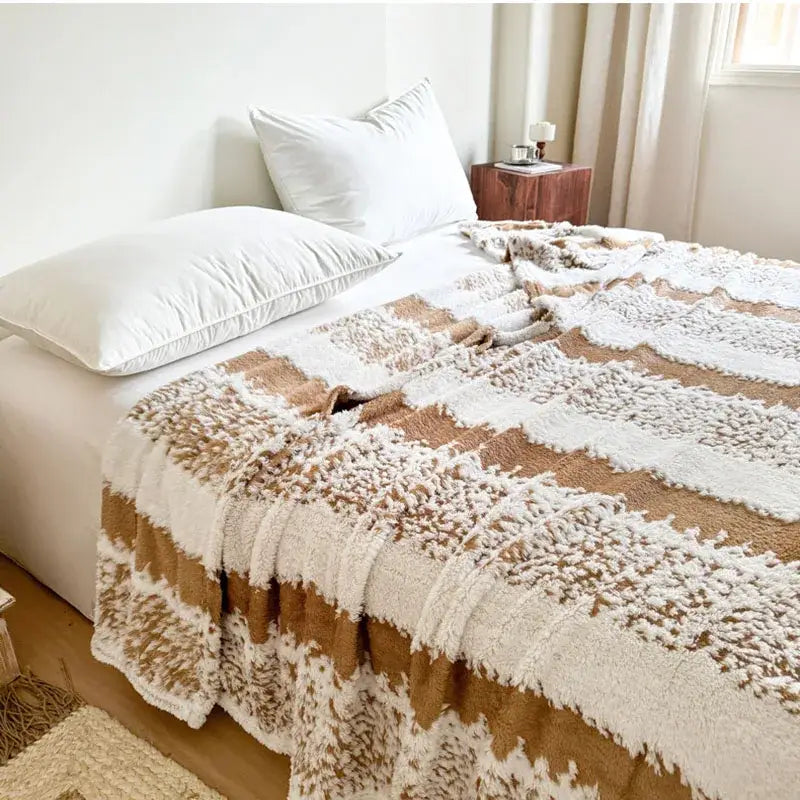 Pink and white cationic jacquard blanket bedroom textured plush throw